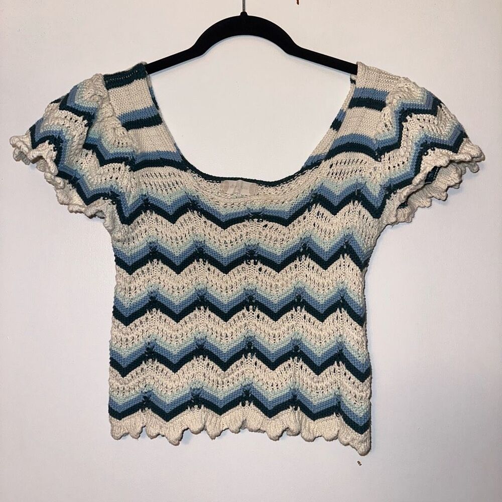 Altar’d State Women’s Medium Crochet Knit Cream Blue Green Chevron Crop Tee EUC